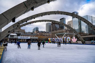 Nathan Phillips Meydanı 'nda buz patencileri. Toronto, Kanada - 6 Aralık 2024.