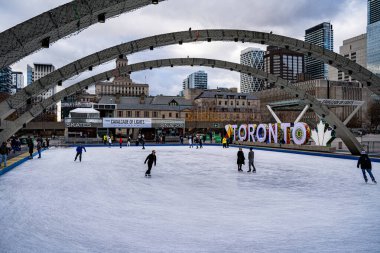 Nathan Phillips Meydanı 'nda buz patencileri. Toronto, Kanada - 6 Aralık 2024.