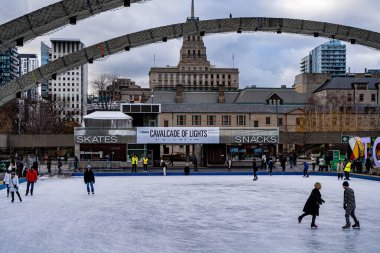 Nathan Phillips Meydanı 'nda buz patencileri. Toronto, Kanada - 6 Aralık 2024.
