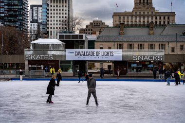 Nathan Phillips Meydanı 'nda buz patencileri. Toronto, Kanada - 6 Aralık 2024.