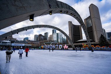Nathan Phillips Meydanı 'nda buz patencileri. Toronto, Kanada - 6 Aralık 2024.