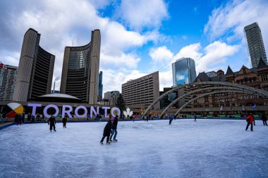 Nathan Phillips Meydanı 'nda buz patencileri. Toronto, Kanada - 6 Aralık 2024.