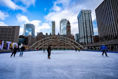 Nathan Phillips Meydanı 'nda buz patencileri. Toronto, Kanada - 6 Aralık 2024.