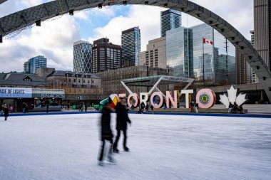 Nathan Phillips Meydanı 'nda buz patencileri. Toronto, Kanada - 6 Aralık 2024.