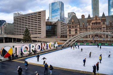 Nathan Phillips Meydanı 'nda buz patencileri. Toronto, Kanada - 6 Aralık 2024.