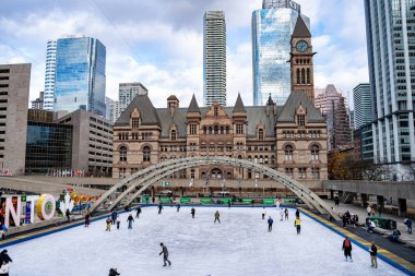 Nathan Phillips Meydanı 'nda buz patencileri. Toronto, Kanada - 6 Aralık 2024.