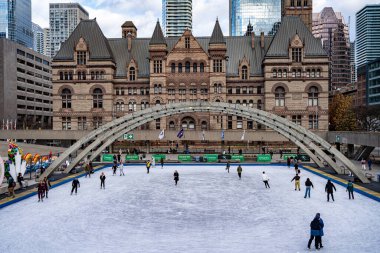 Nathan Phillips Meydanı 'nda buz patencileri. Toronto, Kanada - 6 Aralık 2024.