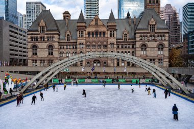 Nathan Phillips Meydanı 'nda buz patencileri. Toronto, Kanada - 6 Aralık 2024.