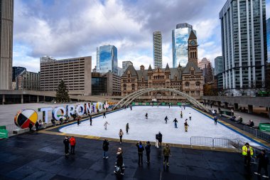 Nathan Phillips Meydanı 'nda buz patencileri. Toronto, Kanada - 6 Aralık 2024.