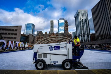 Nathan Phillips Meydanı 'nda buz yüzeyi. Toronto, Kanada - 6 Aralık 2024.