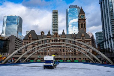 Nathan Phillips Meydanı 'nda buz yüzeyi. Toronto, Kanada - 6 Aralık 2024.