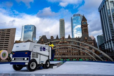 Nathan Phillips Meydanı 'nda buz yüzeyi. Toronto, Kanada - 6 Aralık 2024.