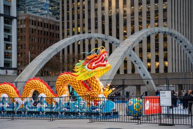 Nathan Phillips Meydanı 'ndaki Işık Süvarileri Festivali' nde İkiz Ejderhalar. Toronto, Kanada - 6 Aralık 2024.