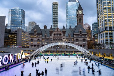 Nathan Phillips Meydanı 'nda buz patencileri. Toronto, Kanada - 6 Aralık 2024.