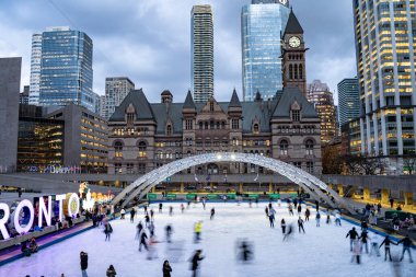 Nathan Phillips Meydanı 'nda buz patencileri. Toronto, Kanada - 6 Aralık 2024.
