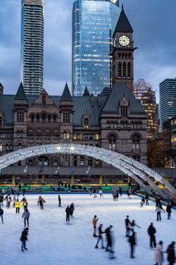 Nathan Phillips Meydanı 'nda buz patencileri. Toronto, Kanada - 6 Aralık 2024.