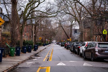 Cabbagetown mahallesindeki cadde manzarası. Toronto, Kanada - 11 Aralık 2024.