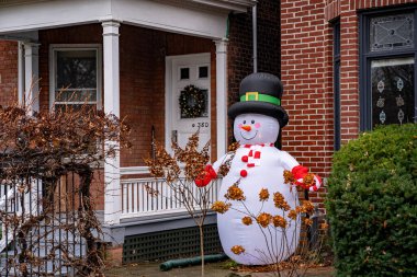 Evin bahçesinde Noel süslemeleri.