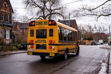 Caddedeki sarı okul otobüsünün görüntüsü. Toronto, Kanada - 11 Aralık 2024.