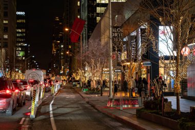 Yorkville 'deki Bloor Caddesi' ndeki Noel ışıkları. Toronto, Kanada - 11 Aralık 2024.