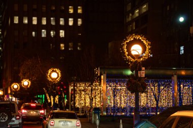 Yorkville Toronto, ışıklandırmalı mevsimlik tatil süslemeleri. Toronto, Kanada - 11 Aralık 2024.