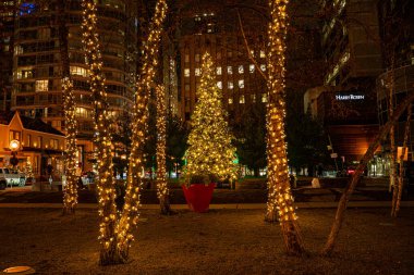 Yorkville Toronto, ışıklandırmalı mevsimlik tatil süslemeleri. Toronto, Kanada - 11 Aralık 2024.