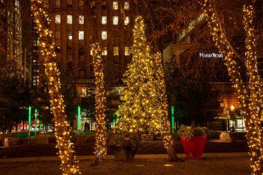 Yorkville Toronto, ışıklandırmalı mevsimlik tatil süslemeleri. Toronto, Kanada - 11 Aralık 2024.