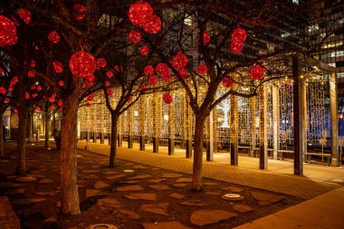 Yorkville Toronto, ışıklandırmalı mevsimlik tatil süslemeleri. Toronto, Kanada - 11 Aralık 2024.