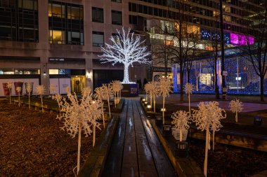 Yorkville Toronto, ışıklandırmalı mevsimlik tatil süslemeleri. Toronto, Kanada - 11 Aralık 2024.
