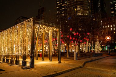 Yorkville Toronto, ışıklandırmalı mevsimlik tatil süslemeleri. Toronto, Kanada - 11 Aralık 2024.