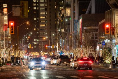 Yorkville 'deki Bloor Caddesi' ndeki Noel ışıkları. Toronto, Kanada - 11 Aralık 2024.