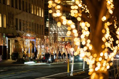 Yorkville 'deki Bloor Caddesi' ndeki Noel ışıkları. Toronto, Kanada - 11 Aralık 2024.