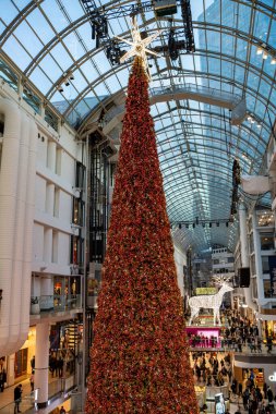 Eaton Center 'da Noel ağacı. Toronto, Kanada - 15 Aralık 2024.