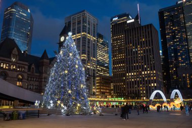 Nathan Phillips Meydanı 'nda Noel Ağacı ve Işık Süvarileri. Toronto, Kanada - 15 Aralık 2024.