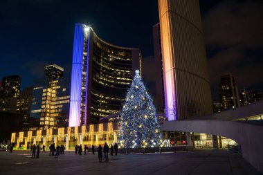 Nathan Phillips Meydanı 'nda Noel Ağacı ve Işık Süvarileri. Toronto, Kanada - 15 Aralık 2024.