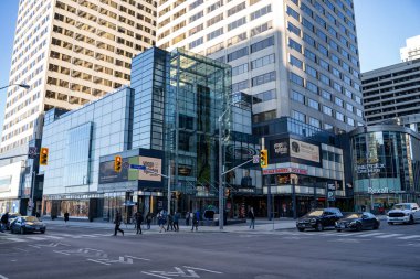 Toronto 'nun göbeğindeki Yonge Caddesi ve Eglinton Bulvarı' nın kesiştiği yer. Toronto, Kanada - 04 Aralık 2024.