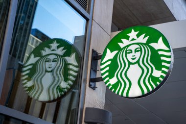 Starbucks kahve logosu dükkanın önünde. Toronto, Kanada - 04 Aralık 2024.