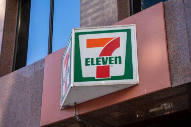 7-Eleven logosu dükkanın önünde. 7-Eleven bir Amerikan market zinciri. Toronto, Kanada - 04 Aralık 2024.