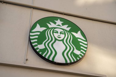 Starbucks kahve logosu dükkanın önünde. Toronto, Kanada - 04 Aralık 2024.