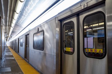 Toronto 'da metro manzarası. Toronto Ulaşım Komisyonu (İngilizce: Toronto Transit Commission) Toronto 'nun önde gelen toplu taşıma kuruluşudur. Toronto, Kanada - 04 Aralık 2024.