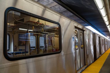 Toronto 'da metro manzarası. Toronto Ulaşım Komisyonu (İngilizce: Toronto Transit Commission) Toronto 'nun önde gelen toplu taşıma kuruluşudur. Toronto, Kanada - 04 Aralık 2024.