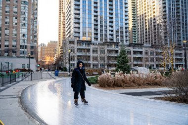 College Park 'taki Barbara Ann Scott Buz Patikası manzarası. Toronto, Kanada - 15 Aralık 2024.