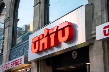 Toronto şehir merkezindeki Okyo Spree oyun eğlence merkezi. Toronto, Kanada - 15 Aralık 2024.