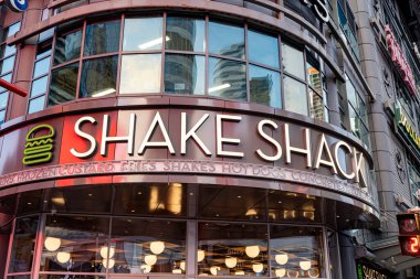 Toronto şehir merkezindeki Shake Shack restoranının logosu. Shake Shack, hızlı gündelik bir Amerikan restoranıdır. Toronto, Kanada - 15 Aralık 2024.