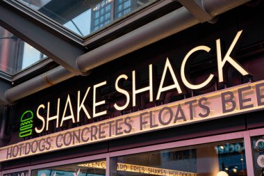 Toronto şehir merkezindeki Shake Shack restoranının logosu. Shake Shack, hızlı gündelik bir Amerikan restoranıdır. Toronto, Kanada - 15 Aralık 2024.