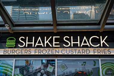 Toronto şehir merkezindeki Shake Shack restoranının logosu. Shake Shack, hızlı gündelik bir Amerikan restoranıdır. Toronto, Kanada - 15 Aralık 2024.