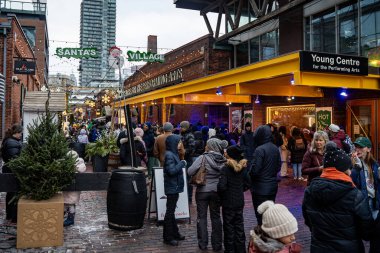 Toronto Noel Pazarı Damıtma Bölgesi 'nde. Toronto, Kanada - 24 Aralık 2024.