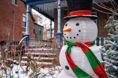 Evin bahçesinde Noel süslemeleri.