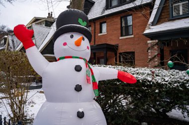 Evin bahçesinde Noel süslemeleri.