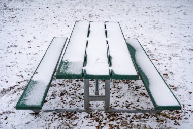 Karda piknik masası.